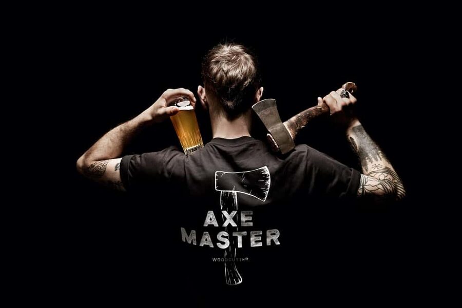 AXE THROWING & CRAFT BEER EXPERIENCE IN COLOGNE - Your first throws at WoodCutter Köln