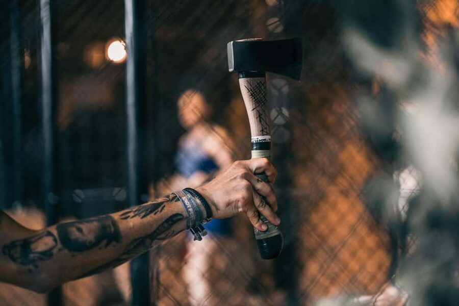 AXE THROWING & CRAFT BEER EXPERIENCE IN COLOGNE - Craft beer in a city-center bar setting