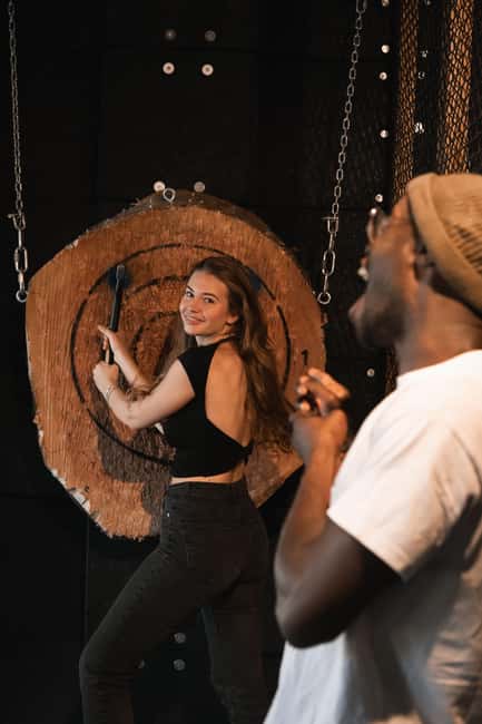 AXE THROWING & CRAFT BEER EXPERIENCE IN COLOGNE - Shoes, clothing, and safety rules