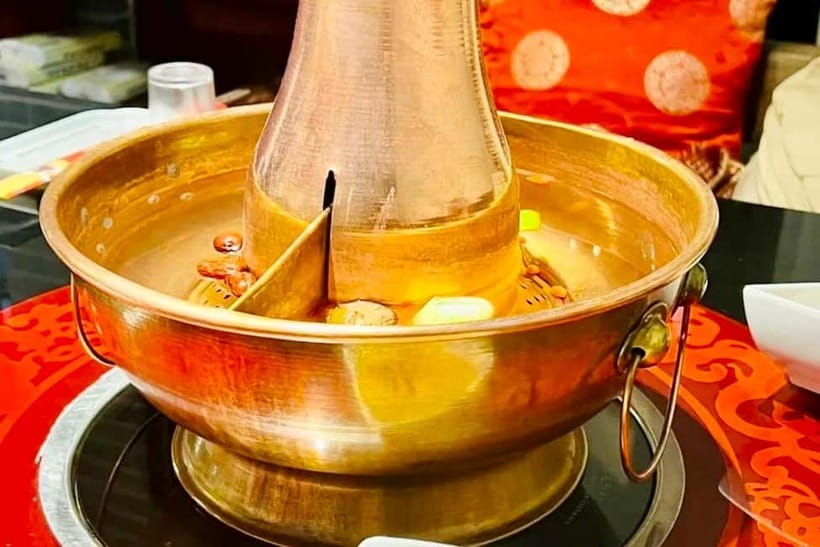 Beijing Hutong Dinner and Beer Walking Private Tour - Wanning Bridge and Shichahai after dark