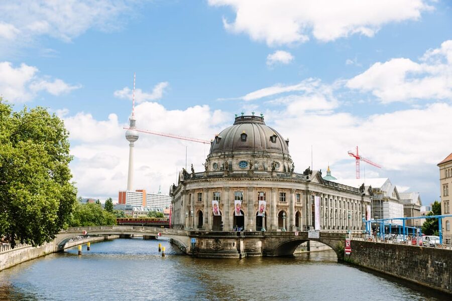 Berlin City Bike Tour with Beer Garden Stop - Full-day or half-day?