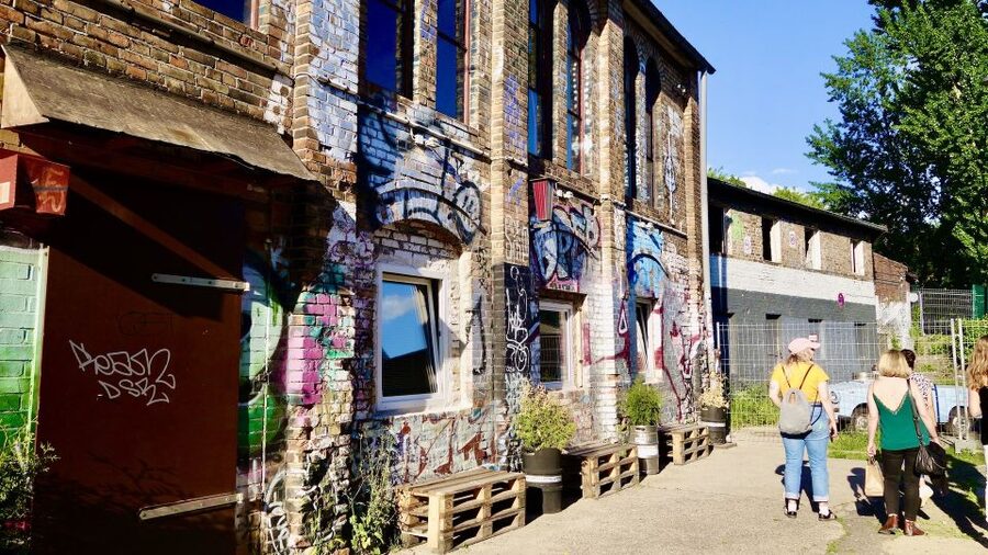Berlin: Guided Craft Beer & Cultural Tour With Snacks - Friedrichshain beyond the bar counter