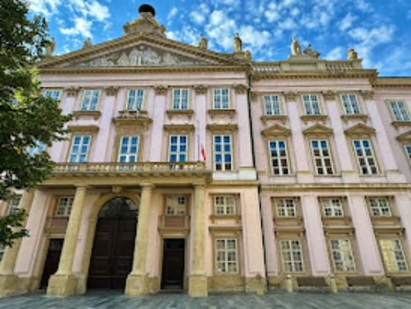 Bratislava: Private Walking Tour with Optional Beer Tasting - What the private guide adds