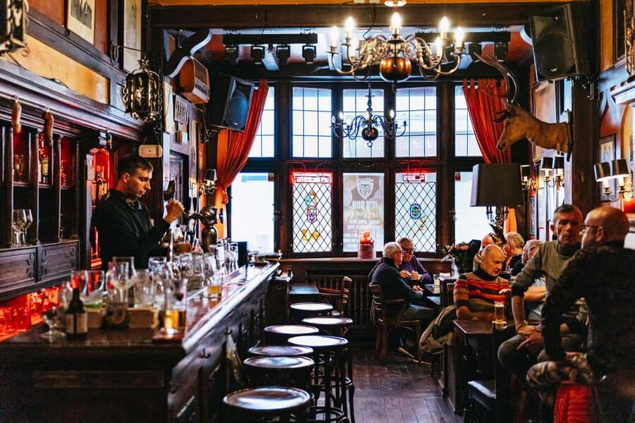 Brussels: Beer Tour with 6 Beers and 3 Chocolate Tastings - Old taverns hidden along Brussels’ small lanes