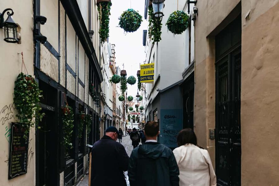 Brussels: Beer Tour with 6 Beers and 3 Chocolate Tastings - Saint Géry and the city’s older layers