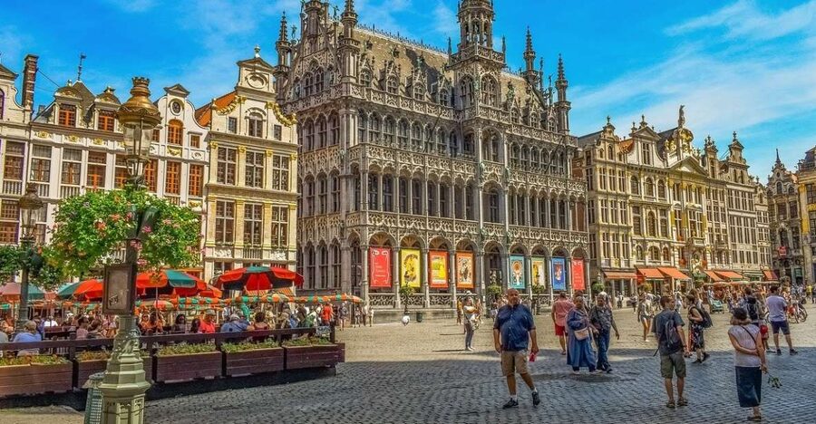 Brussels: Guided Walking Tour with Optional Beer Tasting - Manneken Pis and Brussels sense of humor
