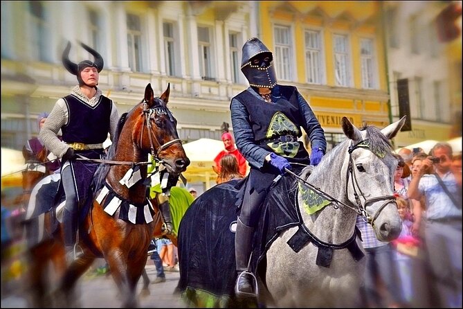 City tour and craft beers and cheeses at the local market - Kadriorg Park and the royal gardens