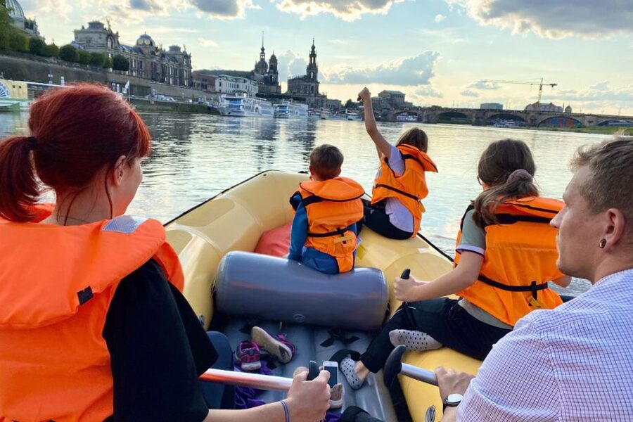 Dresden: Private Inflatable Boat Tour with Beer Garden Stop - A break at a Dresden beer garden