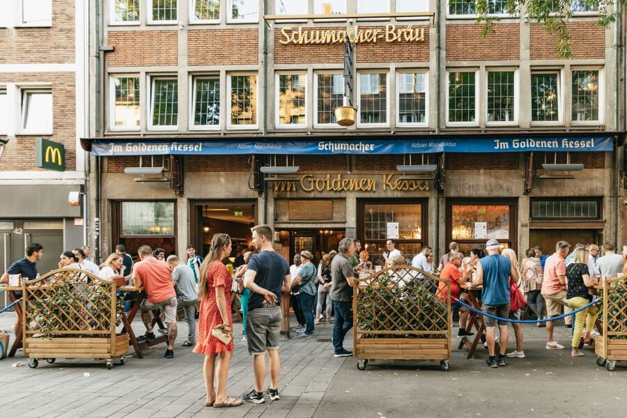 Düsseldorf: Altbier-Safari Beer Walking Tour - Zum Schlüssel and the final table