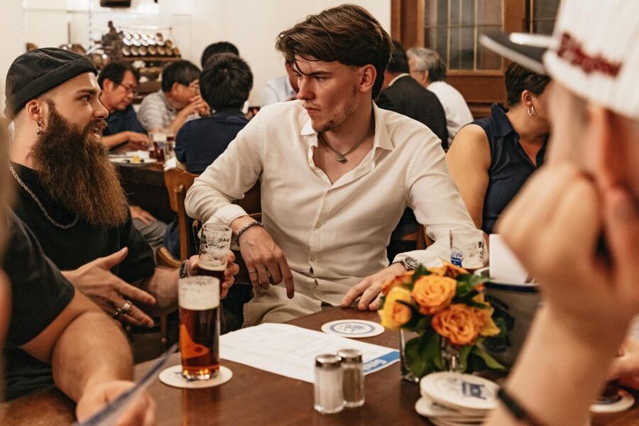Düsseldorf: Altbier-Safari Beer Walking Tour - Guides, group mood, and language