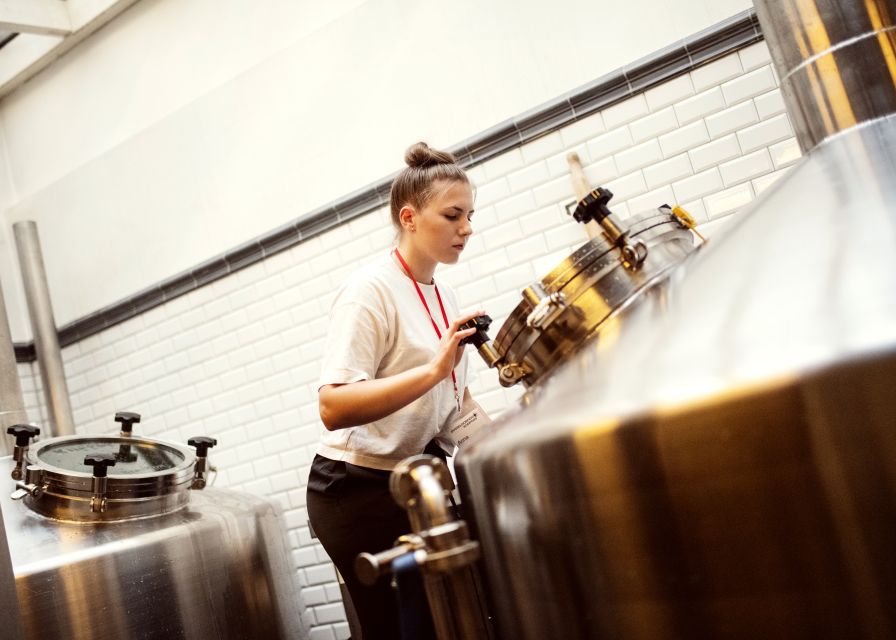 Düsseldorf: Brewery Tour with Alt Beer Tastings - Kürzer for a more modern contrast