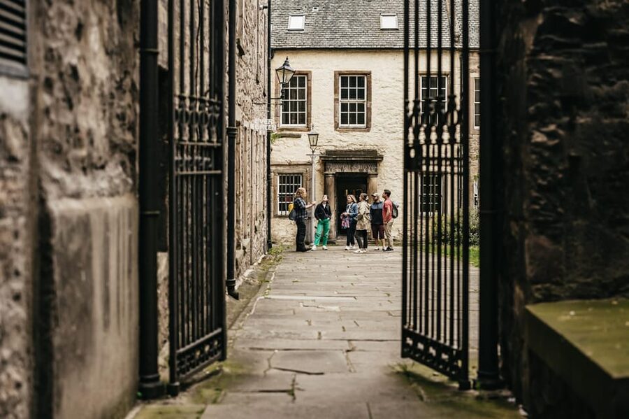 Edinburgh: Pubs and History Guided Walking Tour with Beer - The Royal Mile stop looks past tourist traffic