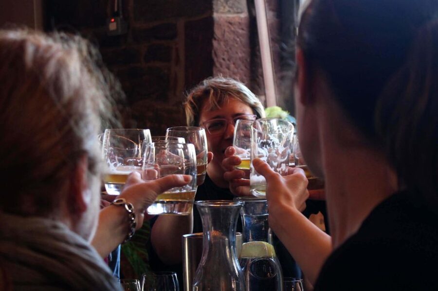 Glasgow: Pubs & History Guided Walking Tour with Beer - The guides make or break the experience