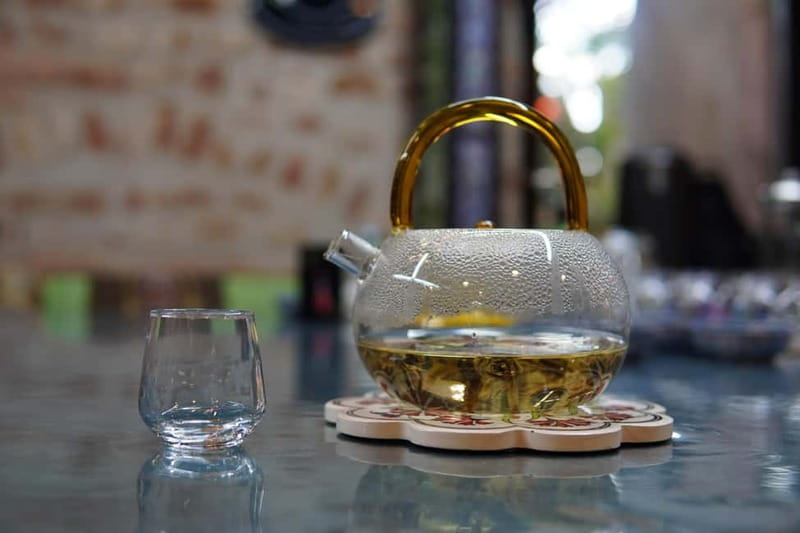 Istanbul: World Teas & Turkish Tea Brewing, Tasting Workshop - Comparing a gaiwan with a Turkish teapot