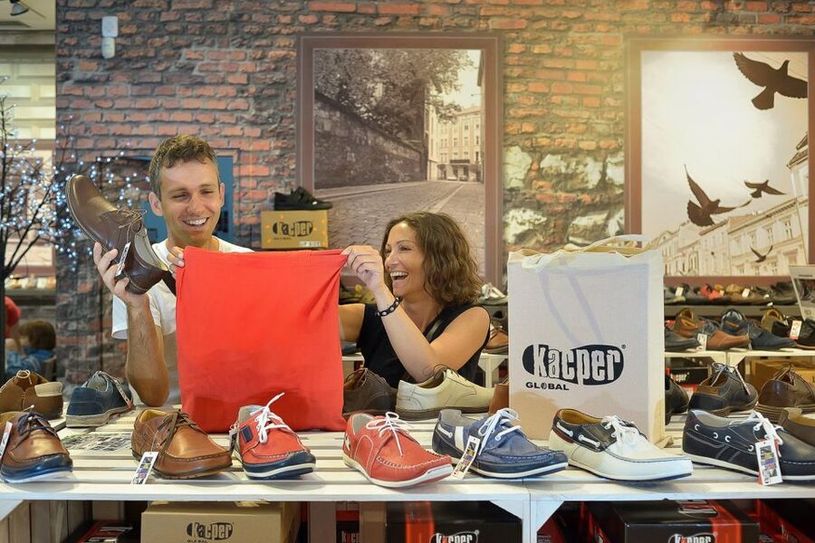 Krakow: Private Shopping Tour with Snacks and Beer Tasting - Why Kazimierz works so well for a shopping walk