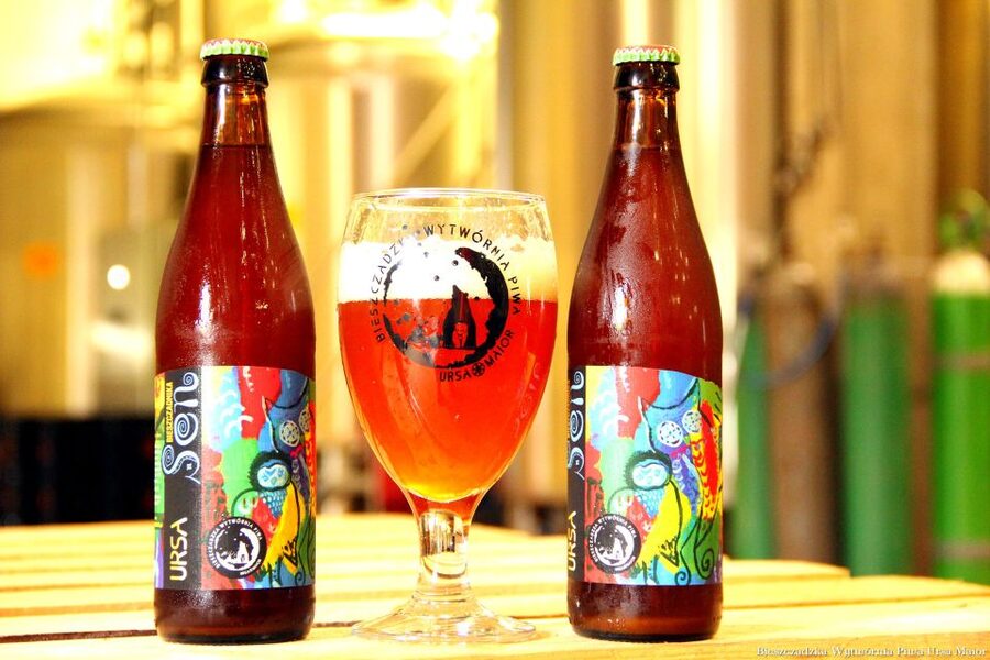 Krakow: Private Shopping Tour with Snacks and Beer Tasting - Four mountain beers in a local pub