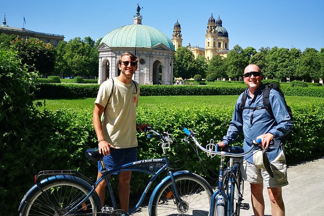 Mini Classic Bike Tour @ 4pm incl. Beer Garden & Surfers 2,5 hrs - Chinesischer Turm and the Bavarian beer garden pause