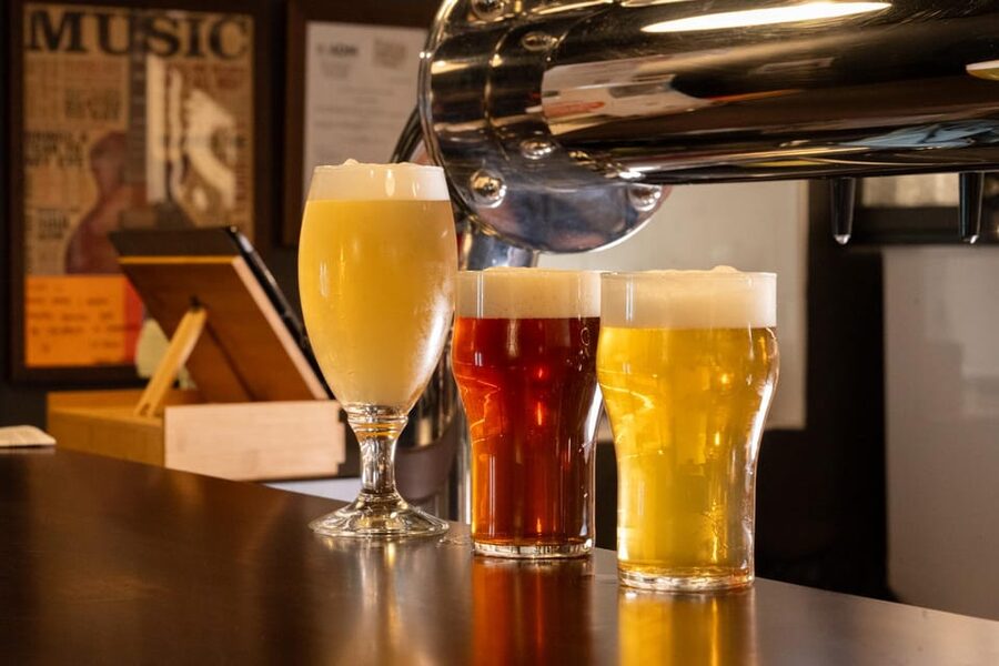 Palermo: Craft beer tasting with food samples at High Hops - The staff make the tasting personal