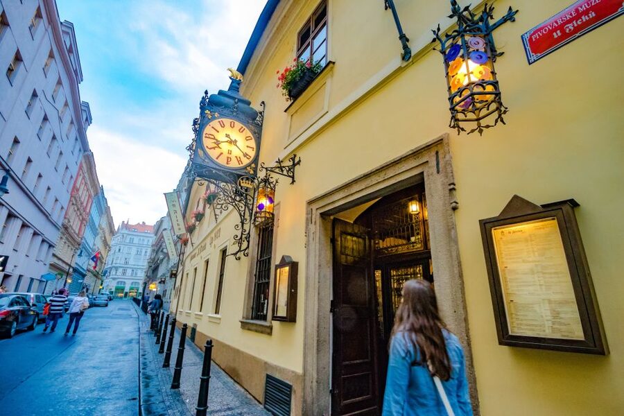Prague: Legendary Beer Tour with Dinner - The Guides Make the Difference