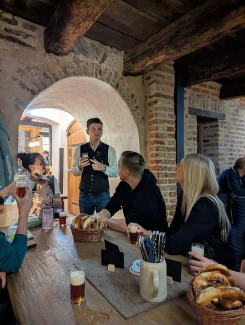 Pub crawl incl. Oktoberfest museum guided tour with beer tasting (private) - Three or four Bavarian beers with a pretzel